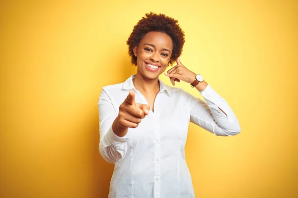 Mulher Negócios Afro Americana Sobre Fundo Amarelo Isolado Sorrindo Conversando — Fotografia de Stock