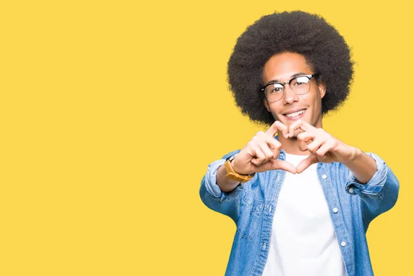 Młody Człowiek African American Afro Włosów Okularach Uśmiechający Się Miłość — Zdjęcie stockowe