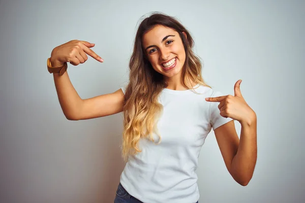 Junge Schöne Frau Trägt Legeres Weißes Shirt Über Isoliertem Hintergrund — Stockfoto