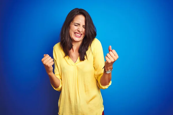 Young Beautiful Woman Wearing Yellow Shirt Standing Blue Isolated Background — Stock Photo, Image