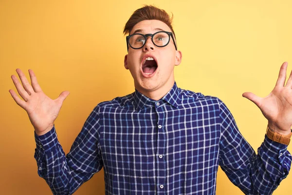 Homem Bonito Jovem Vestindo Camisa Casual Óculos Sobre Fundo Amarelo — Fotografia de Stock