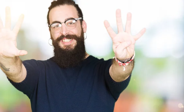 Joven Hombre Hipster Con Pelo Largo Barba Con Gafas Que —  Fotos de Stock