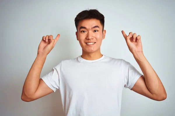 Joven Asiático Chino Hombre Usando Camiseta Pie Sobre Aislado Blanco —  Fotos de Stock