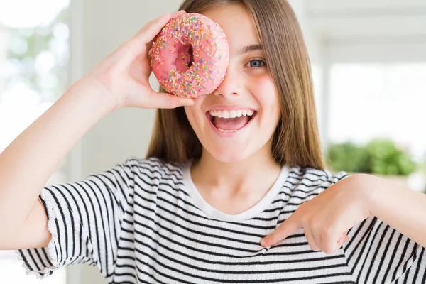 Hermosa Niña Comiendo Donut Rosa Dulce Con Cara Sorpresa Señalando —  Fotos de Stock