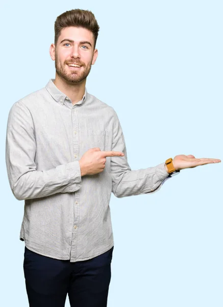 Joven Hombre Guapo Con Camisa Casual Asombrado Sonriendo Cámara Mientras — Foto de Stock