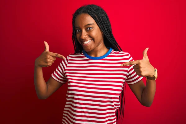 Mujer Afroamericana Joven Con Camiseta Rayas Pie Sobre Fondo Rojo —  Fotos de Stock