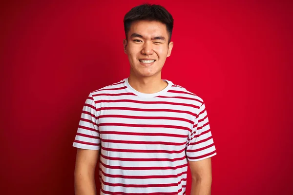 Junger Asiatischer Chinese Gestreiftem Shirt Steht Vor Isoliertem Roten Hintergrund — Stockfoto