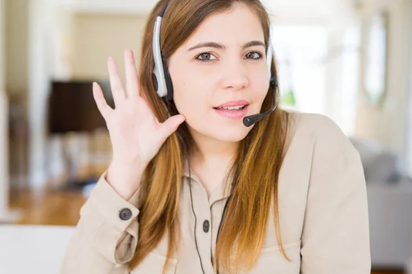 Hermosa Mujer Operadora Joven Con Auriculares Oficina Sonriendo Con Mano — Foto de Stock