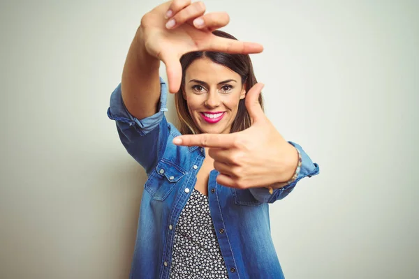 Jonge Mooie Vrouw Staande Geïsoleerde Achtergrond Glimlachen Maken Frame Met — Stockfoto