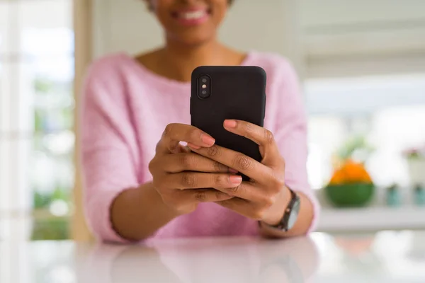 Close up van african american vrouw met behulp van smartphone en glimlachen — Stockfoto