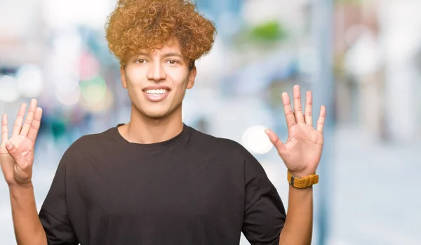 Ung Vacker Man Med Afro Hår Iklädd Svart Shirt Visar — Stockfoto