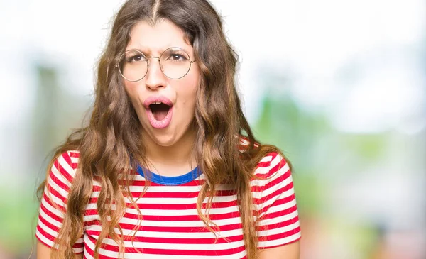 Junge Schöne Frau Mit Brille Schockgesicht Sieht Skeptisch Und Sarkastisch — Stockfoto