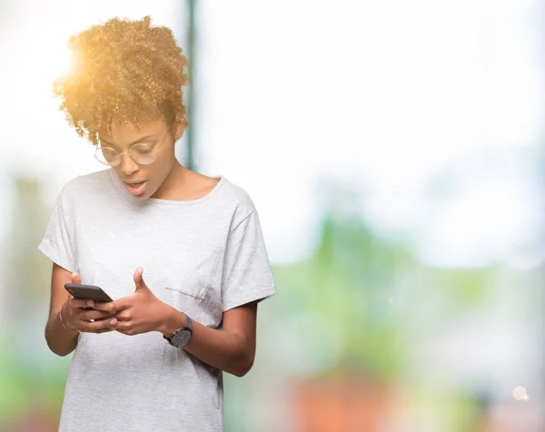 Jeune Femme Afro Américaine Utilisant Smartphone Sur Fond Isolé Effrayée — Photo
