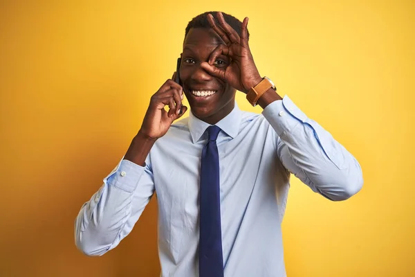 Африканский Американский Бизнесмен Разговаривает Смартфоне Стоя Изолированном Желтом Фоне Счастливым — стоковое фото
