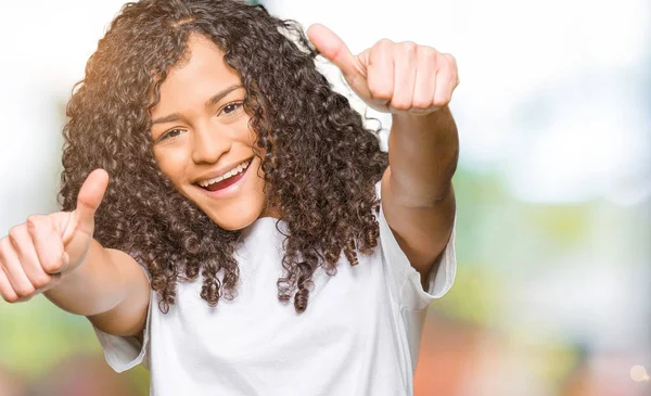 Joven Hermosa Mujer Con Pelo Rizado Usando Camiseta Blanca Aprobando — Foto de Stock