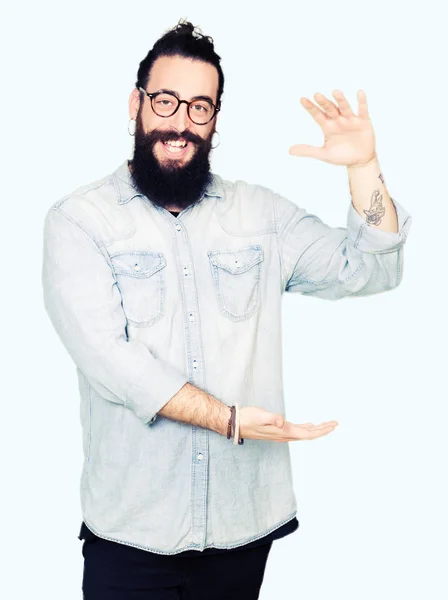 Молодий Хіпстер Довгим Волоссям Бородою Окулярах Жестикулює Руками Показуючи Знаки — стокове фото