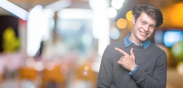 Joven Hombre Elegante Guapo Sobre Fondo Aislado Alegre Con Una —  Fotos de Stock