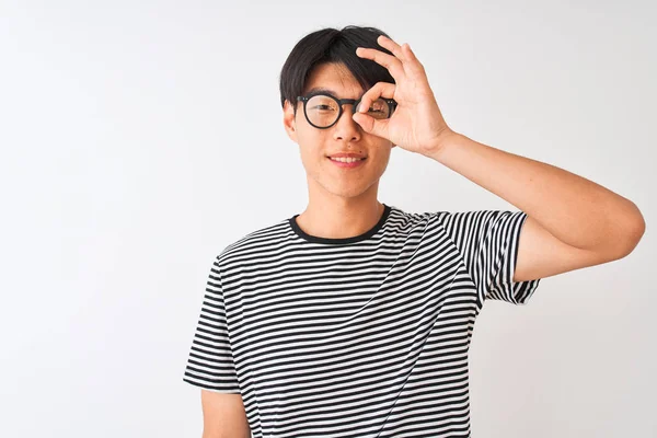 Chinesischer Mann Mit Brille Und Marinestreifem Shirt Der Vor Isoliertem — Stockfoto