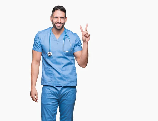Pohledný Mladý Lékař Chirurg Muž Nad Izolované Pozadí Usmívající Smajlík — Stock fotografie