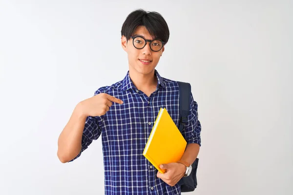 Китайский Студент Рюкзаке Держит Блокнот Изолированном Белом Фоне Удивленным Лицом — стоковое фото