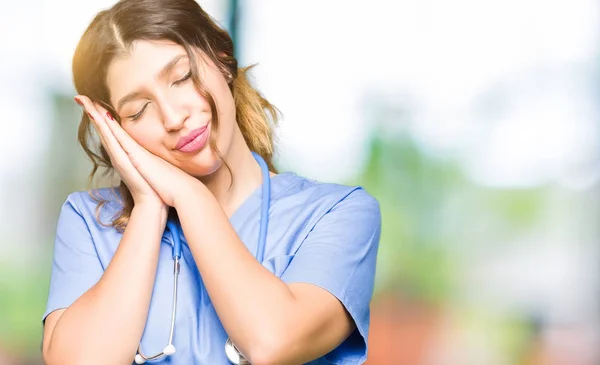 Young Adult Doctor Woman Wearing Medical Uniform Sleeping Tired Dreaming — Stock Photo, Image