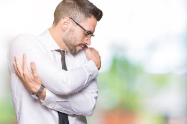 Kendini mutlu ve olumlu sarılma, kendinden emin gülümseyen arka plan üzerinde gözlük takan genç yakışıklı iş adamı izole. Kendi aşk ve öz bakım