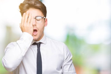 İzole arka plan kat yarım yüz, göz ve ağız el ile yorgun esneme üzerinde gözlük takan genç iş adamı. Acı yüzü acıyor.