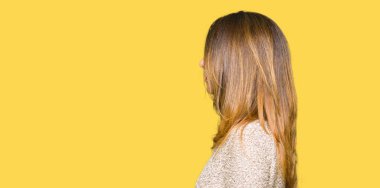 Yan için arıyorum güzel orta yaş kadın giyiyor moda kazak dinlenmek doğal yüz emin gülümseme ile pozuyla profil.