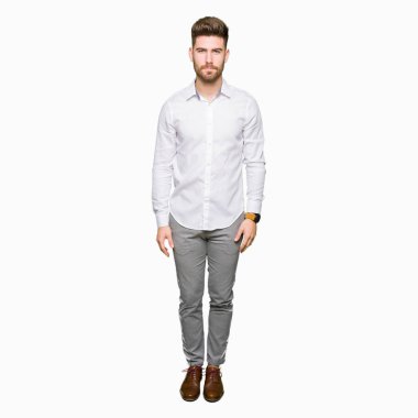 Genç yakışıklı iş adamı şüpheci ve sorun nedeniyle gergin, papatyanın üzgün. Negatif kişi.