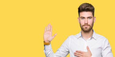 Genç yakışıklı iş dostum Swearing göğüs ve avuç el ile bir sadakat sözü yemin yapımı