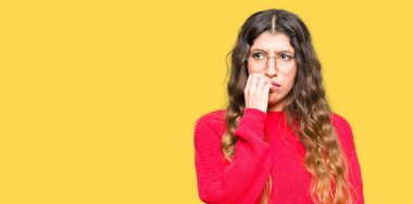 Stresli ve gergin ile kırmızı gözlük takan genç güzel kadın tırnak ısırma dudaklarından eller. Anksiyete sorunu.