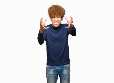 Afro saçlı genç yakışıklı adam öfkeyle hüsrana uğramış bağırıyor, elleri boğmaya çalışıyor, deli gibi bağırıyor