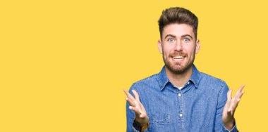 Rahat kot gömlek kutluyor kaldırdı Kollarını açarak deli ve başarı için hayret ve açık gözleri heyecanlı çığlık giyen genç yakışıklı sarışın adam. Kazanan kavramı