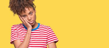 İzole arka plan düşünme seyir yorgun ve bıkkın ile depresyon sorunları karşılıklı silah olan güzel genç Afro-Amerikan kadın.