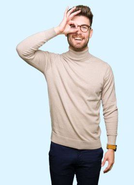 El gülümseyen, ok jest yapıyor genç yakışıklı iş adam gözlük göz parmakları ile mutlu yüz üzerinden seyir.