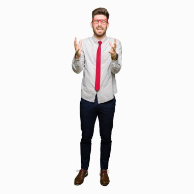 Kızgın ve silah ile başarı için deli kutluyor gözlük takan genç yakışıklı iş adamı kaldırdı ve heyecanlı çığlık gözler kapalı. Kazanan kavramı