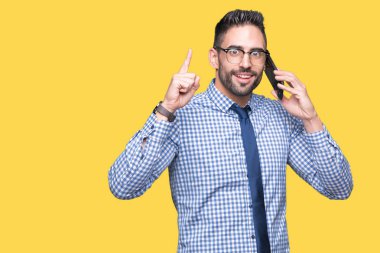 Arka plan ile bir fikir ya da gülen yüz, bir numara ile parmak işaret soru sürpriz telefonda konuşmayı genç iş adamı izole