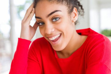 Güzel genç Afrikalı Amerikalı kadın neşeli, dinozor gülümsüyor