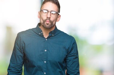 Genç yakışıklı iş adamı izole arka plan yapma balık yüzüne dudaklı, çılgın ve komik bir jest gözlük takıyorum. Komik ifade.