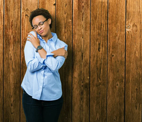 Genç güzel Afro-Amerikan iş kadın yüzünden kendini mutlu ve olumlu sarılma, kendinden emin gülümseyen arka plan izole. Kendi aşk ve öz bakım