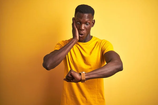 Hombre Afroamericano Joven Vistiendo Una Camiseta Casual Pie Sobre Fondo — Foto de Stock