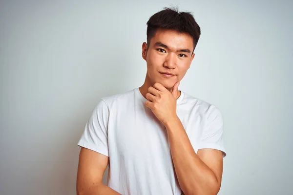 Joven Asiático Chino Hombre Vistiendo Camiseta Pie Sobre Fondo Blanco — Foto de Stock