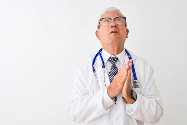 Senior Grauhaarige Arzt Mit Stethoskop Steht Über Isolierten Weißen Hintergrund — Stockfoto