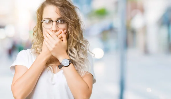 Schöne Junge Blonde Frau Mit Brille Über Isoliertem Hintergrund Schockiert — Stockfoto