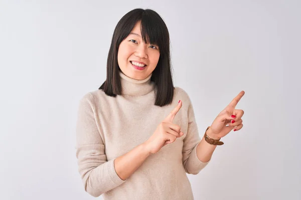 Jonge Mooie Chinese Vrouw Dragen Coltrui Trui Geïsoleerde Witte Achtergrond — Stockfoto