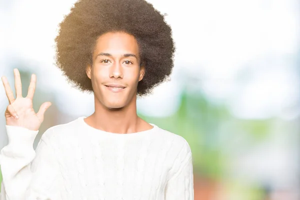Молодий Афроамериканець Людиною Афро Волосся Носити Взимку Светр Показ Вказуючи — стокове фото