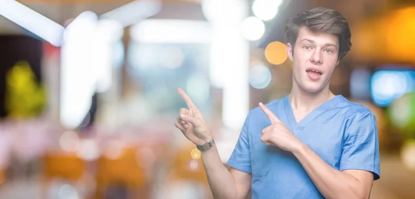 Jonge Dokter Medische Uniform Dragen Geïsoleerde Achtergrond Glimlachen Kijken Naar — Stockfoto