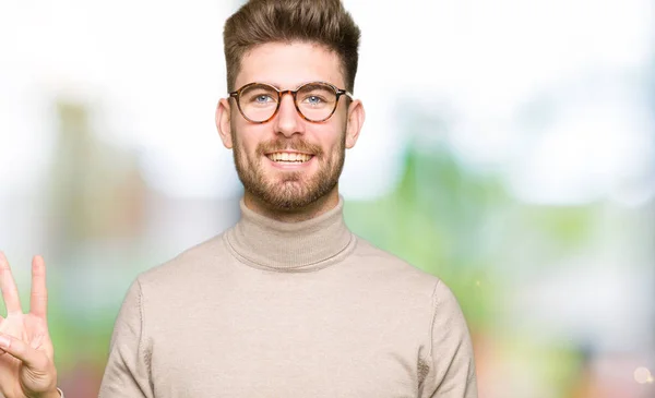 Joven Hombre Negocios Guapo Con Gafas Que Muestran Señalan Hacia — Foto de Stock