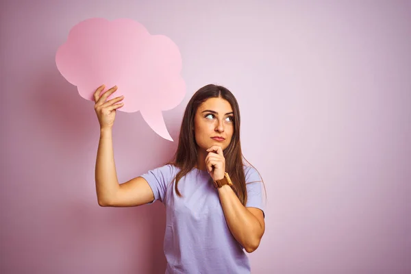 Joven Hermosa Mujer Sosteniendo Burbuja Del Habla Nube Sobre Fondo —  Fotos de Stock