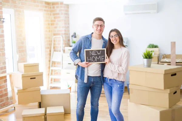 Mooie Jonge Paar Knuffelen Liefde Het Houden Van Blackboard Verhuizen — Stockfoto